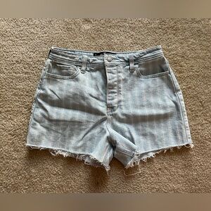 Hollister Ultra High Rise Mom Short 3” Size 9/29